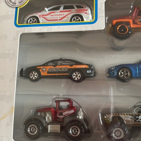 Metal Matchbox car set not opened - Picture 2 of 3